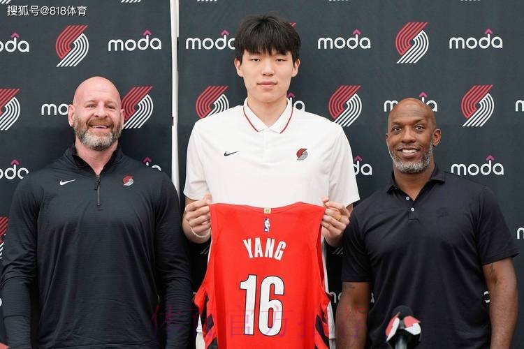 人脉!亚历山大主动和杨瀚森打招呼,小杨第1次没看到第2次微笑回应 人脉!亚历山大主动和杨瀚森打招呼,小杨第1次没看到第2次微笑回应